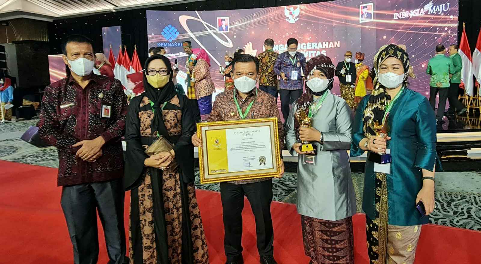 Penghargaan Paramakarya dari Kemenaker yang diterima Gubernur Al Haris