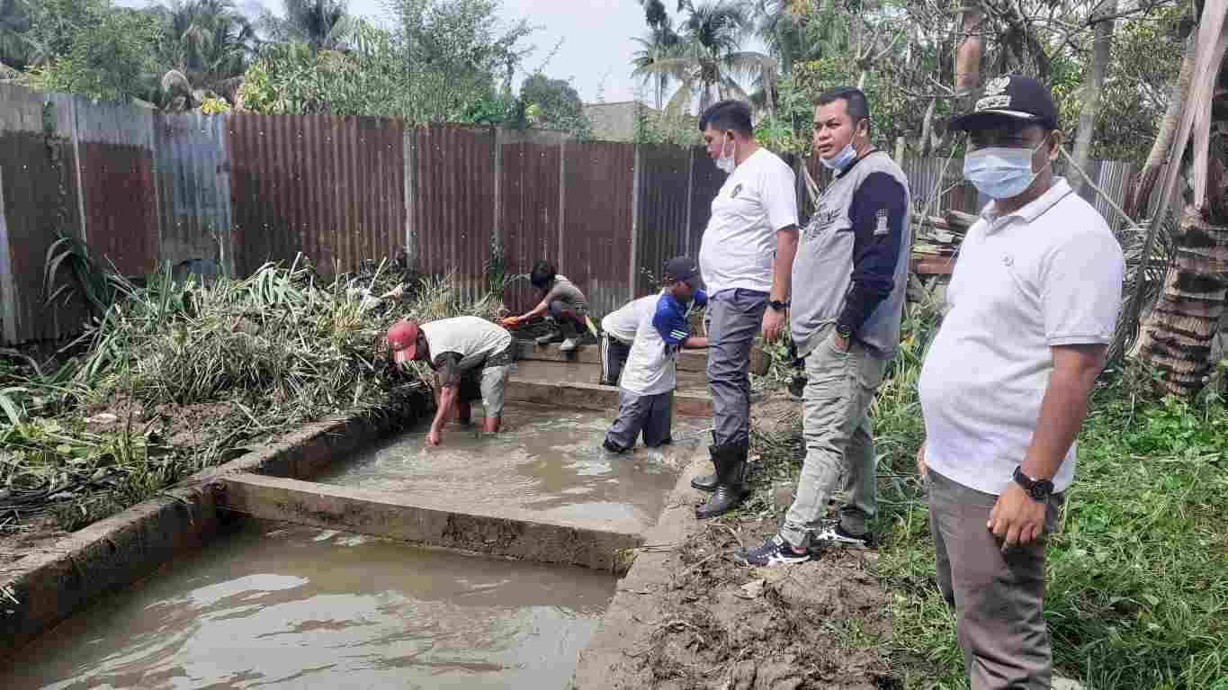 KFA bersama Kabid SDA dan Camat Telanaipura saat melihat drainase di RT 37 Simpang IV Sipin 