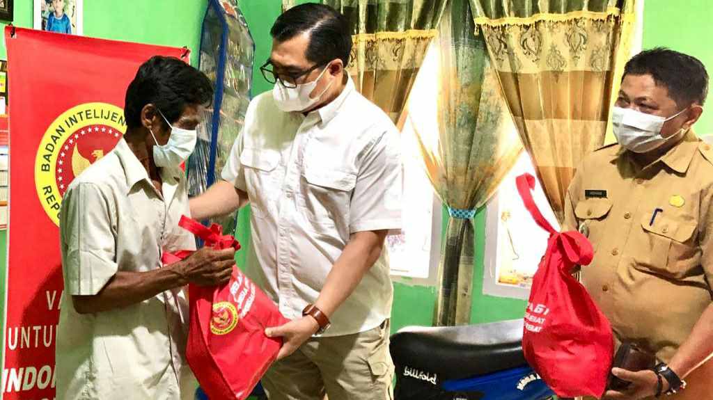 Kabinda Jambi saat berikan paket sembako ke warga RT 26, Kel Tungkal II
