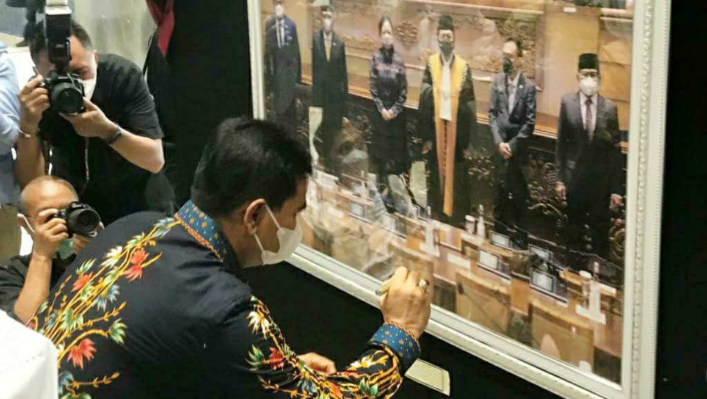 SAH saat menghadiri pameran foto jurnalistik warna - warni parlemen