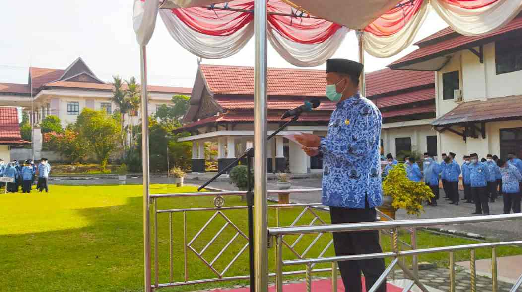 Sekda Fajarman saat pimpin apel peringatan Hari Korpri ke 50