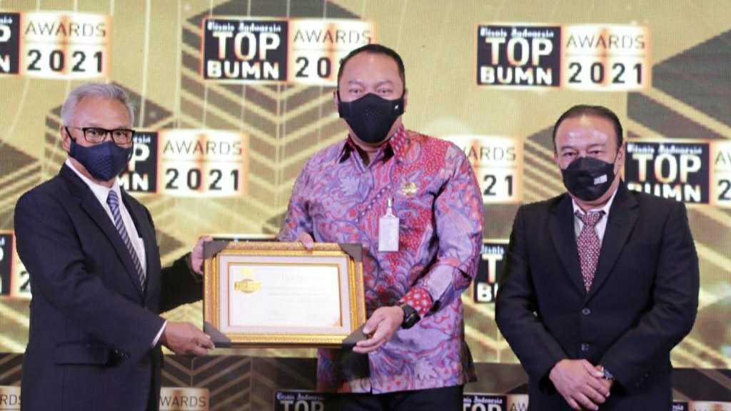 Dirkeu Jasa Raharja saat terima penghargaan TOP BUMN 2021
