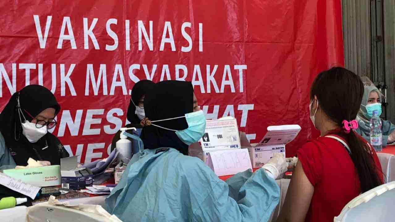 Pelaksanaan vaksinasi BIN Daerah Jambi di Terminal Alam Barajo