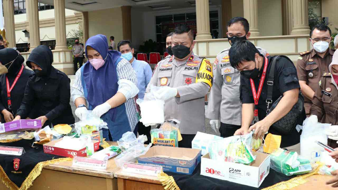 Polda Jambi saat musnahkan sabu 9,6 kg dan 12 butir ekstasi hasil tangkapan 