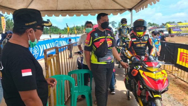 Bupati Romi saat kunjungi Sirkuit Zabak saat penyelenggaraan Kejurnas MotoPrix regional Sumatera 