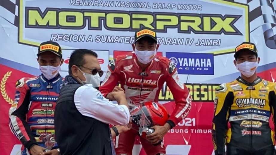Bamsoet saat serahkan hadiah juara di Motoprix Jambi 2021 di Sirkuit Zabak 