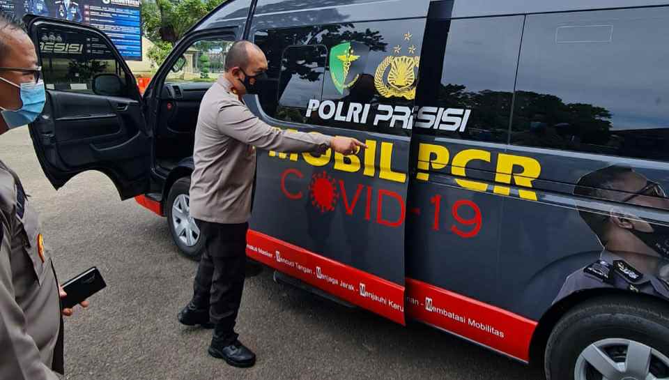 RS Bhayangkara saat terima satu unit Mobile PCR bantuan Pusdokkes Mabes Polri