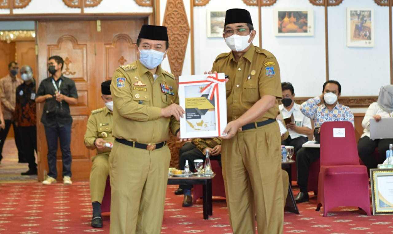 Bupati Anwar saat terima buku DIPA dan TKDD anggaran tahun 2022 dari Gubernur Al Haris 