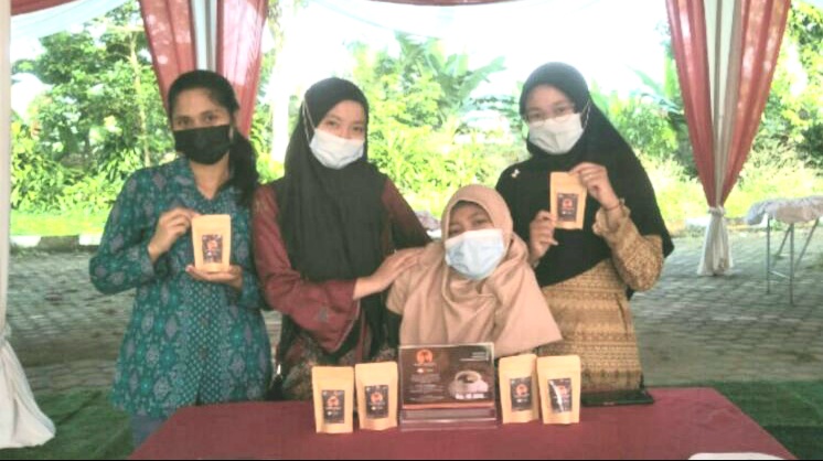 Mahasiswi progam studi Teknologi Industri Pertanian UNJA pengolah ACOFFEENANG 