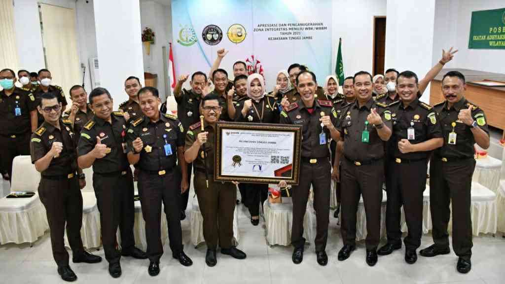 Kejati Jambi saat terima penganugrahan WBBM