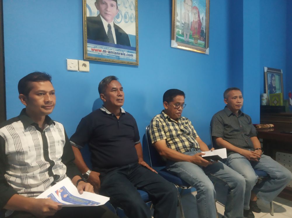 H. Bari (dua dari kanan) saat menyampaikan rencana bakal kedatangan Ketum PAN 