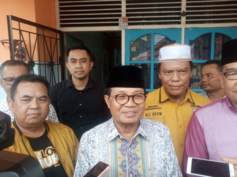 Fachrori Umar saat diwawancarai usai pengembalian berkas pendaftaran di DPD Hanura Provinsi Jambi 