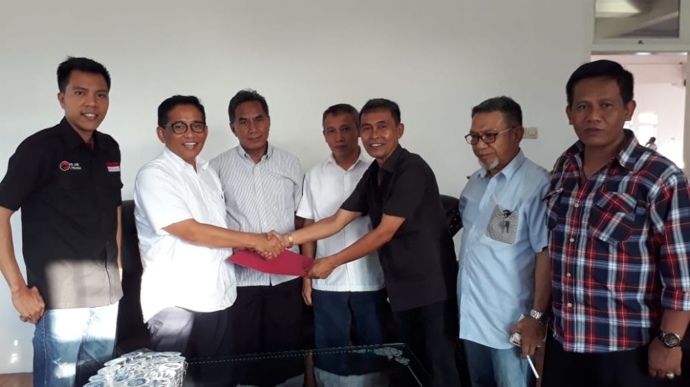H. Bakri saat mengambil formulir penjaringan di DPD PDI Perjuangan Provinsi Jambi 