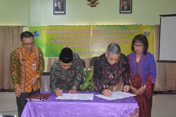 Fachrori Umar dan Amin Subandrio saat lakukan penandatanganan kerjasama