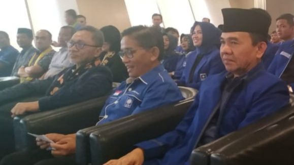 Zulkifli Hasan (kiri) saat hadiri konsolidasi dan temu kader PAN di Jambi