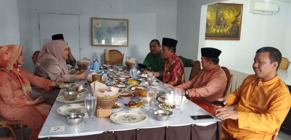 Al Haris bersama Masnah Busro, Romi Hariyanto dan Mashuri saat makan bersama Abdullah Sani
