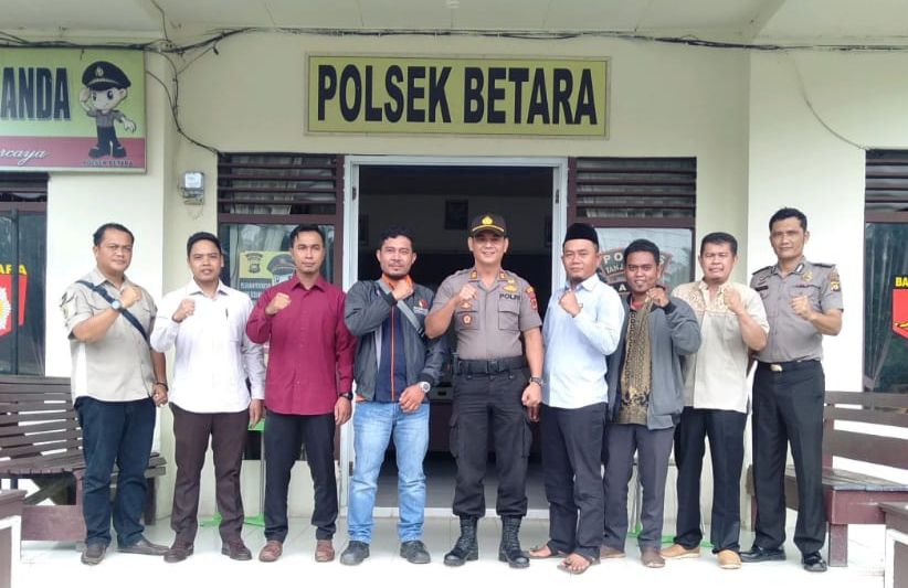 Panwascam Kuala Betara dan Betara saat silaturahmi bersama Kapolsek Betara, AKP, S. Harrefa, SE. MM