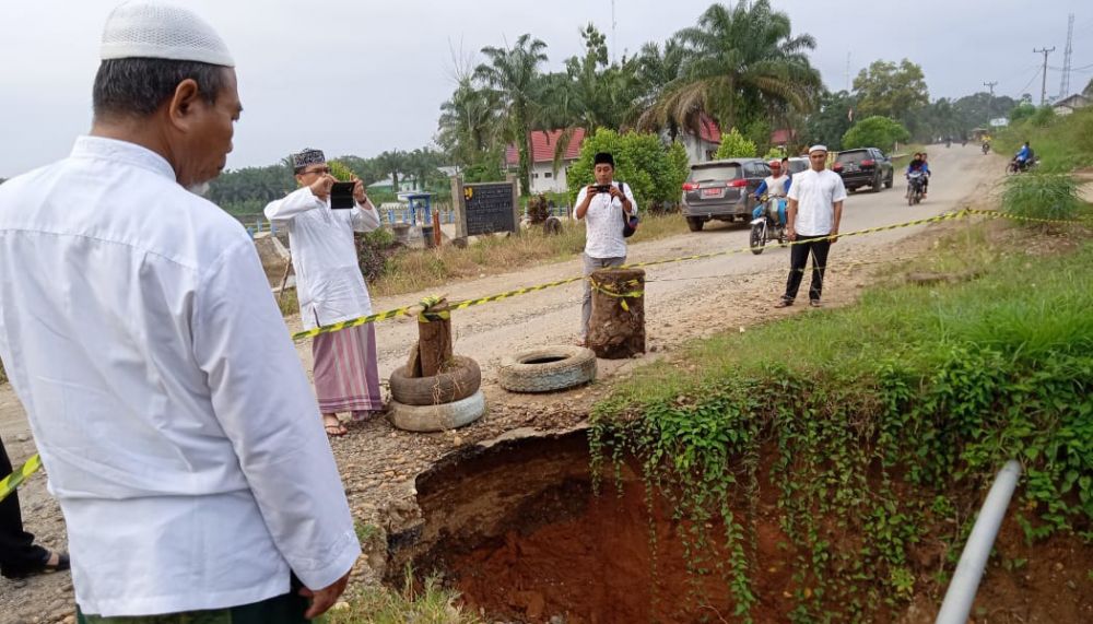 Wabup Merangin, Mashuri saat pantau amblesnya jalan Sungai Sahut