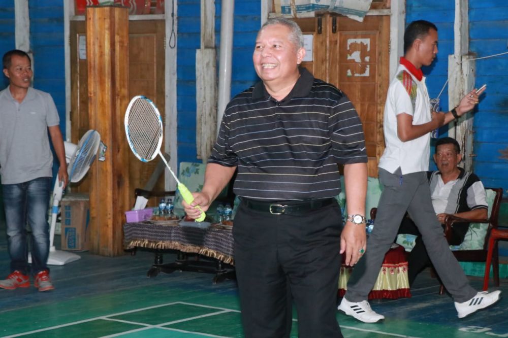 Bacagub Provinsi Jambi, Dr. Ir. H. Safrial MS saat membuka turnamen Bulu Tangkis