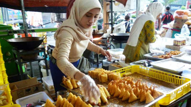 Pedagang saat menjajakan Usaha Kuliner berbagai jenis kue