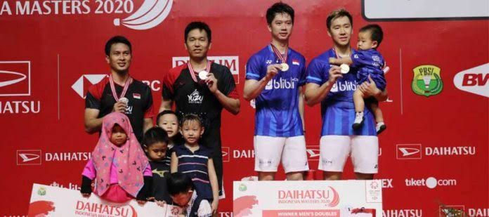 Kevin/Marcus (kiri) dan Hendra/Setiawan saat penyerahan juara di Daihatsu Indonesia Masters 2020