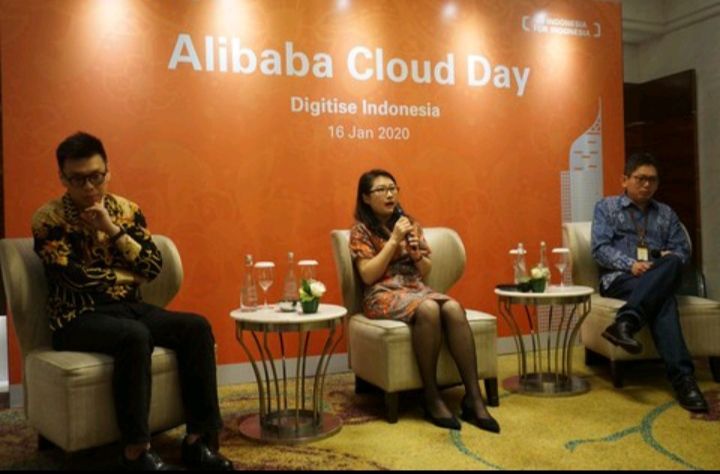 President of International Business Alibaba Cloud Intelligence, Selina Yuan (tengah) 