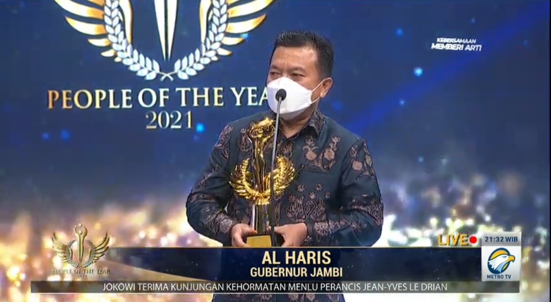 Gubernur Al Haris saat terima People Of The Year 2021