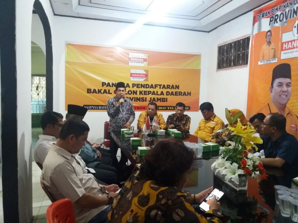 Calon wakil gubernur Provinsi Jambi, Asafri Jaya Bakri saat kembalikan berkas pendaftaran di DPD Hanura Provinsi Jambi 