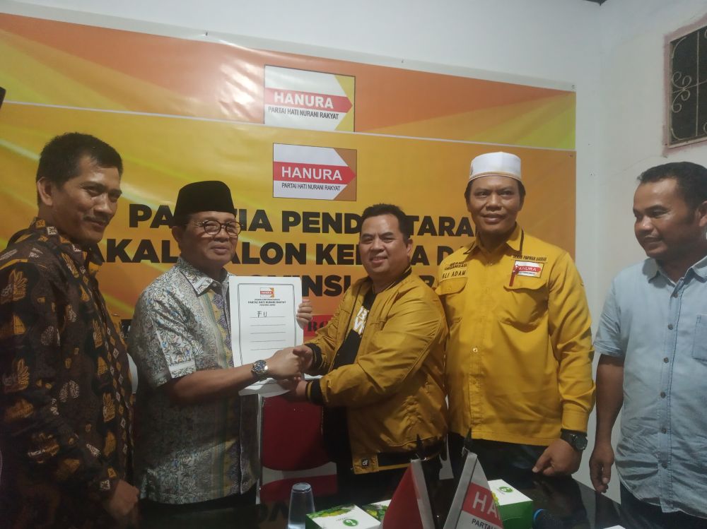 Fachrori Umar saat kembalikan berkas pendaftaran yang diterima Ketua DPD Hanura Provinsi Jambi, M. Yusuf 