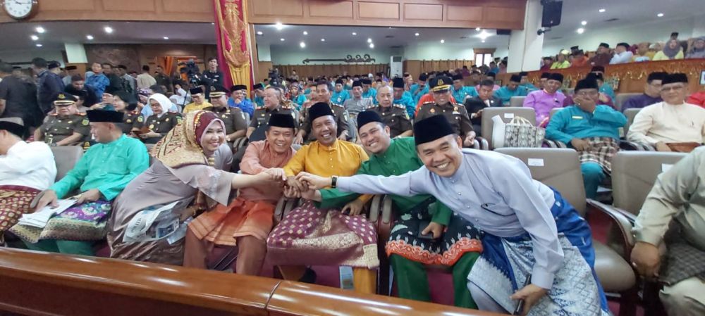 5 bupati saat perlihatkan kekompakan di HUT Paripurna Istimewa DPRD Provinsi Jambi 