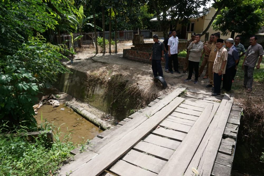 Anggota DPRD Kota Jambi, Kemas Faried Alfarelly dan Dinas PUPR Kota Jambi saat peninjauan di Sungai Putri