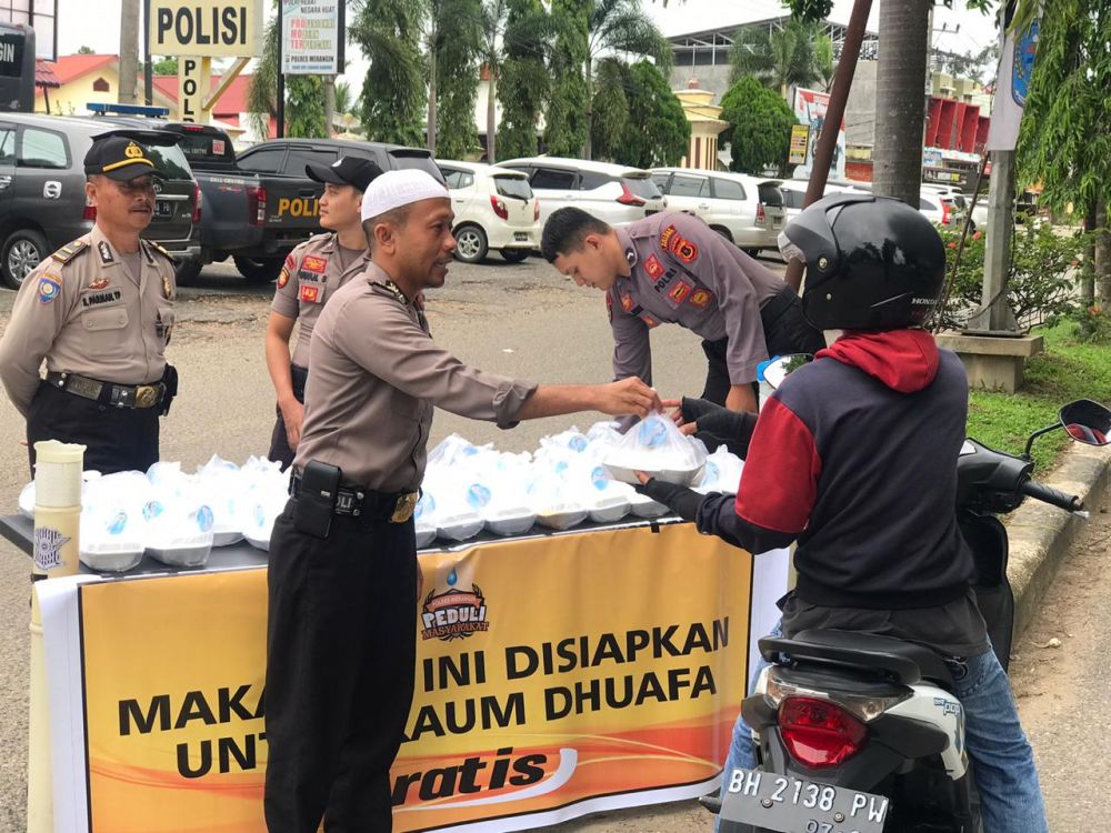 Polres Merangin saat berbagi ratusan bingkisan