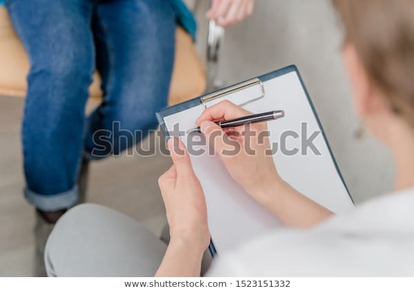 Ilustrasi Pemeriksaan Kesehatan Psikologis Oleh Tenaga Medis