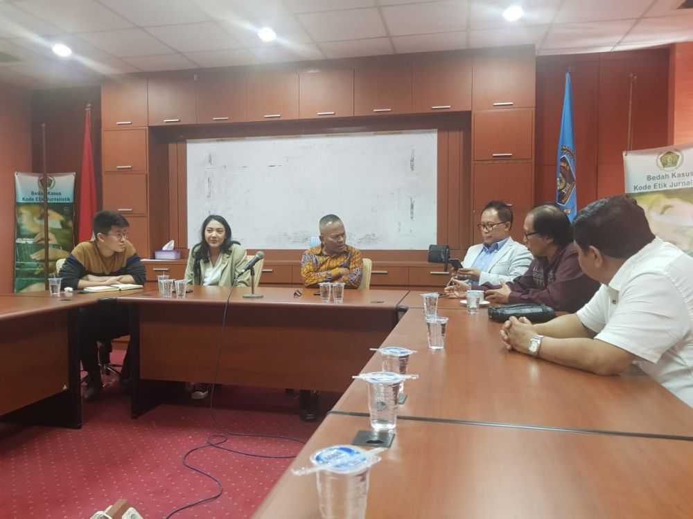 Putri Tanjung (tiga dari kiri) saat pertemuan dengan pengurus PWI