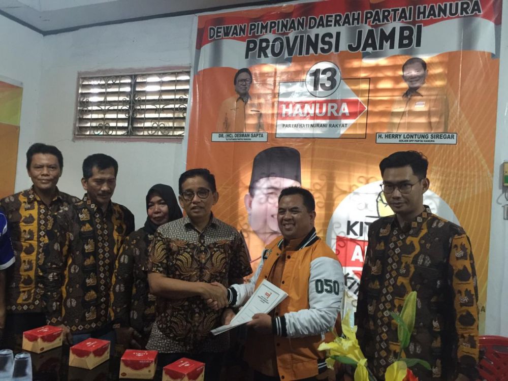 H. Bakri saat pengembalian berkas pendaftaran di DPD Hanura Provinsi Jambi