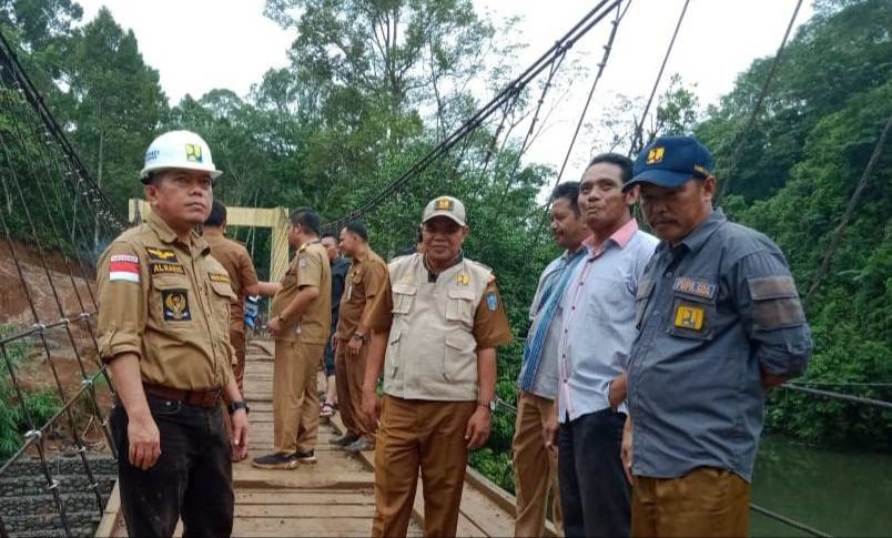 Al Haris saat tinjau Jembatan di Desa Sempatai