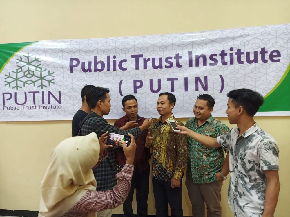Dr Pahrudin (tengah) 