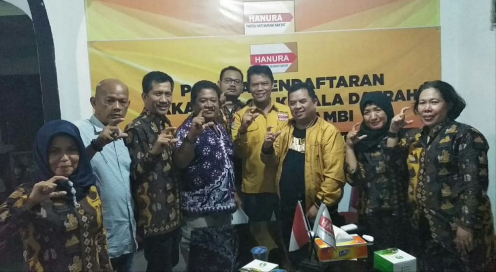 Tim Keluarga CE saat kembalikan berkas pendaftaran di DPD Hanura Provinsi Jambi 