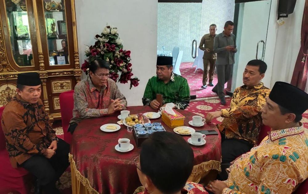 Cik Bur (dua dari kiri), Al Haris (kiri) dan HBA (tiga dari kiri) saat adakan pertemuan 