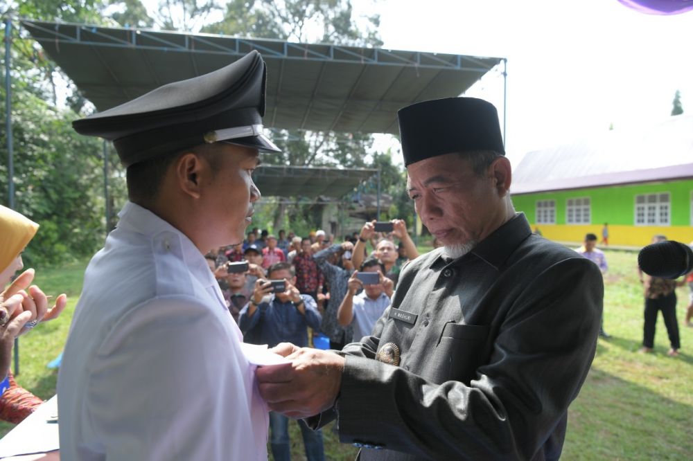 Wabup Merangin, Mashuri saat lantik Kades Air Batu