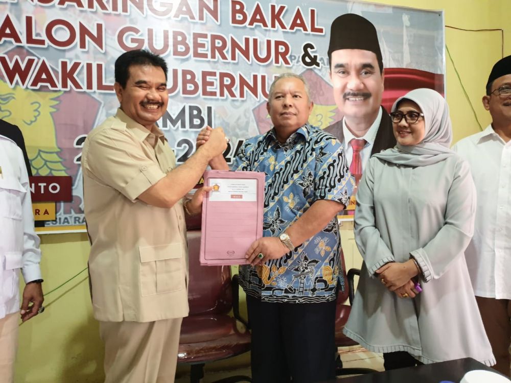 Bupati Safrial beserta Istri Hj. Cici Halimah saat mendaftar yang diterima Ketua DPD Gerindra, Sutan Adil Hendra 