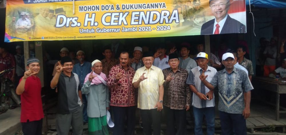Cek Endra (tengah) saat berkunjung di Kabupaten Tanjung Jabung Barat
