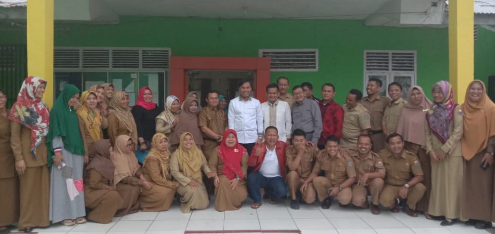 Ketua DPRD Provinsi Jambi, Edi Purwanto dan anggota DPRD saat kunjungan di SMA N 1 Merangin 