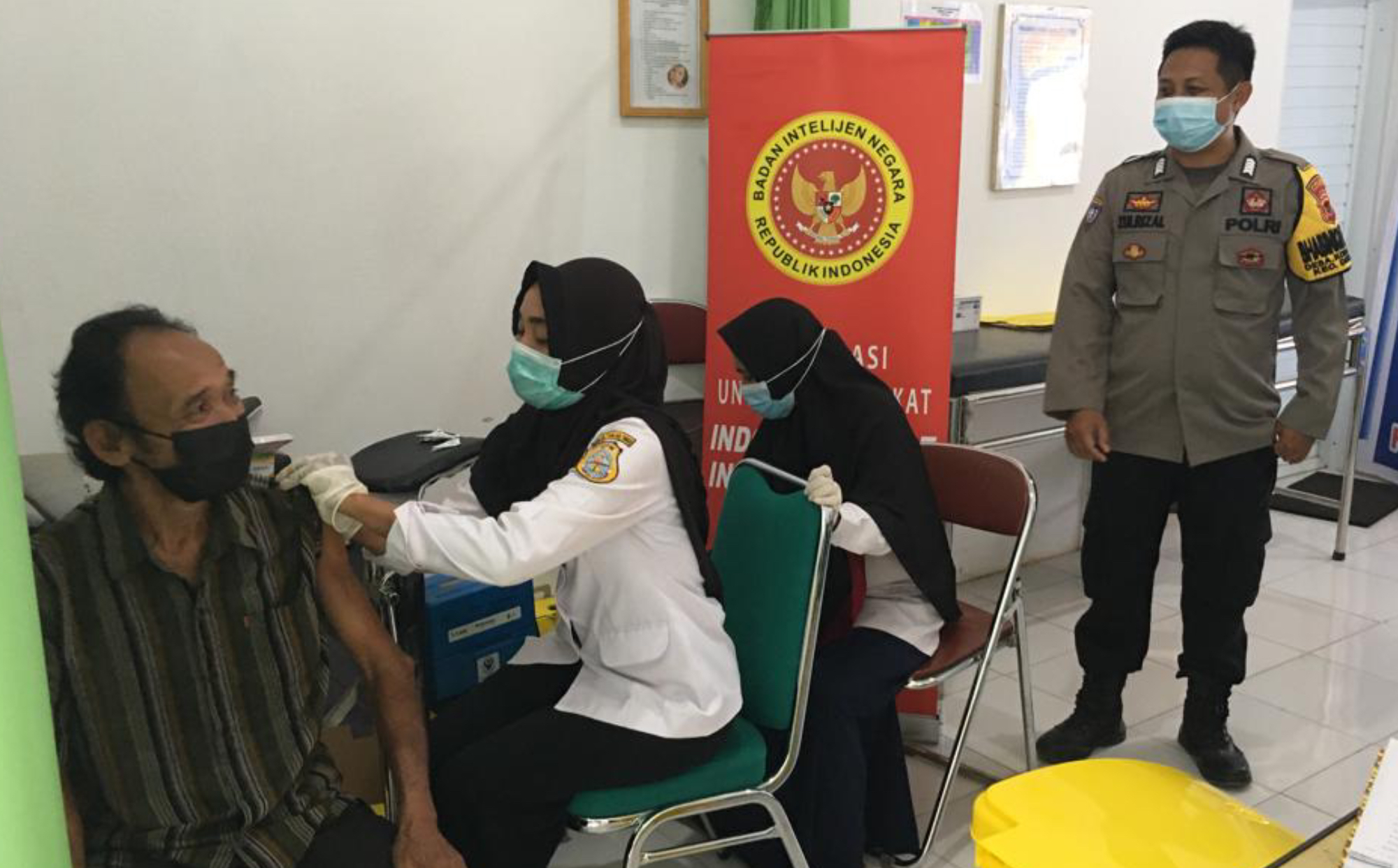 Warga Dendang saat Menerima Vaksinasi dari Badan Intelijen Negara (BIN) melalui BIN Daerah Jambi.