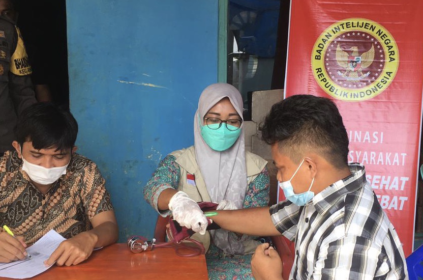 Warga Desa Tirta Kencana saat pemeriksaan kesehatan oleh Naskes sebelum dilakukan penyuntikan vaksin