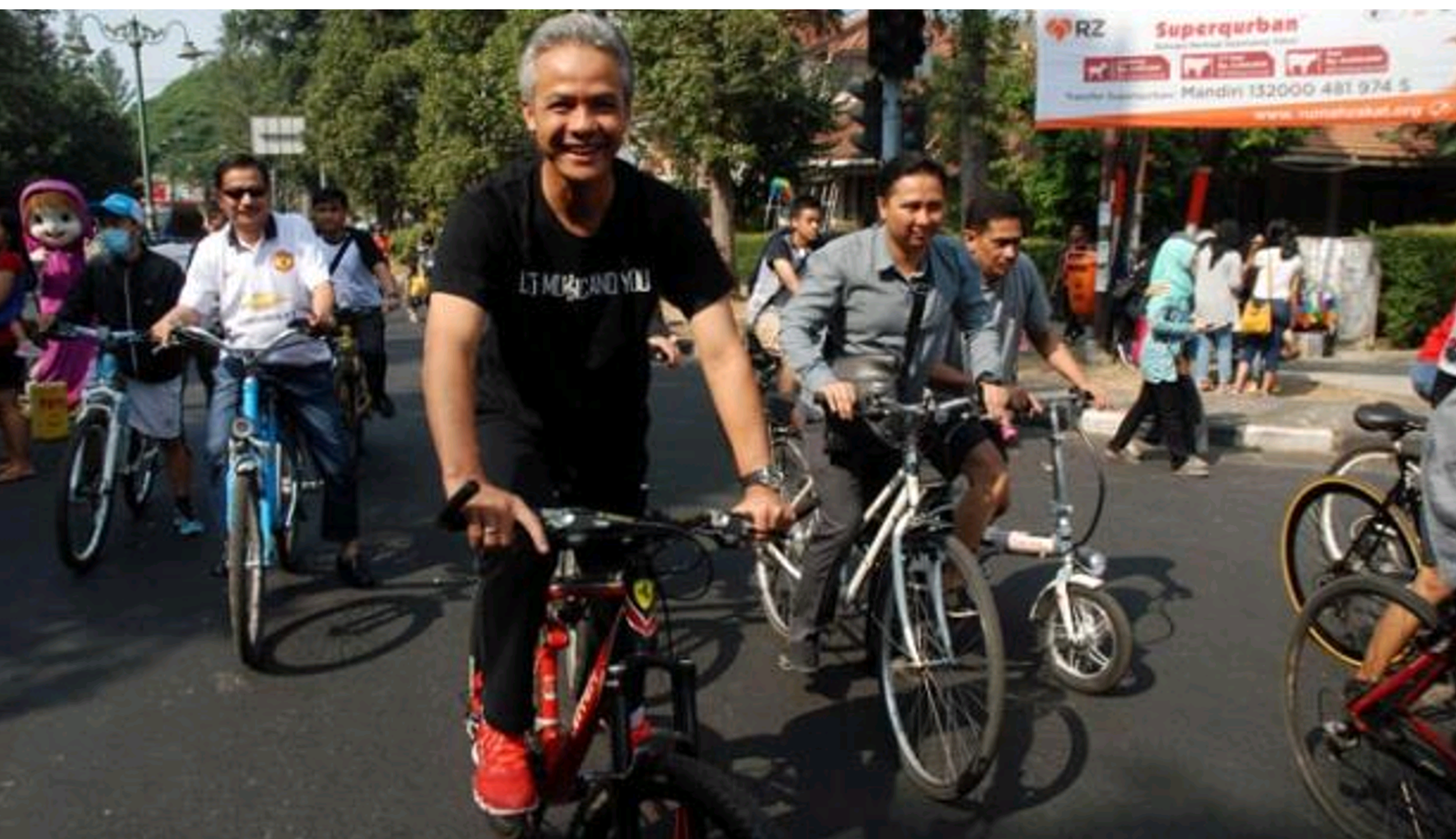 Ganjar Pranowo saat bersepeda bersama masyarakat di Semarang