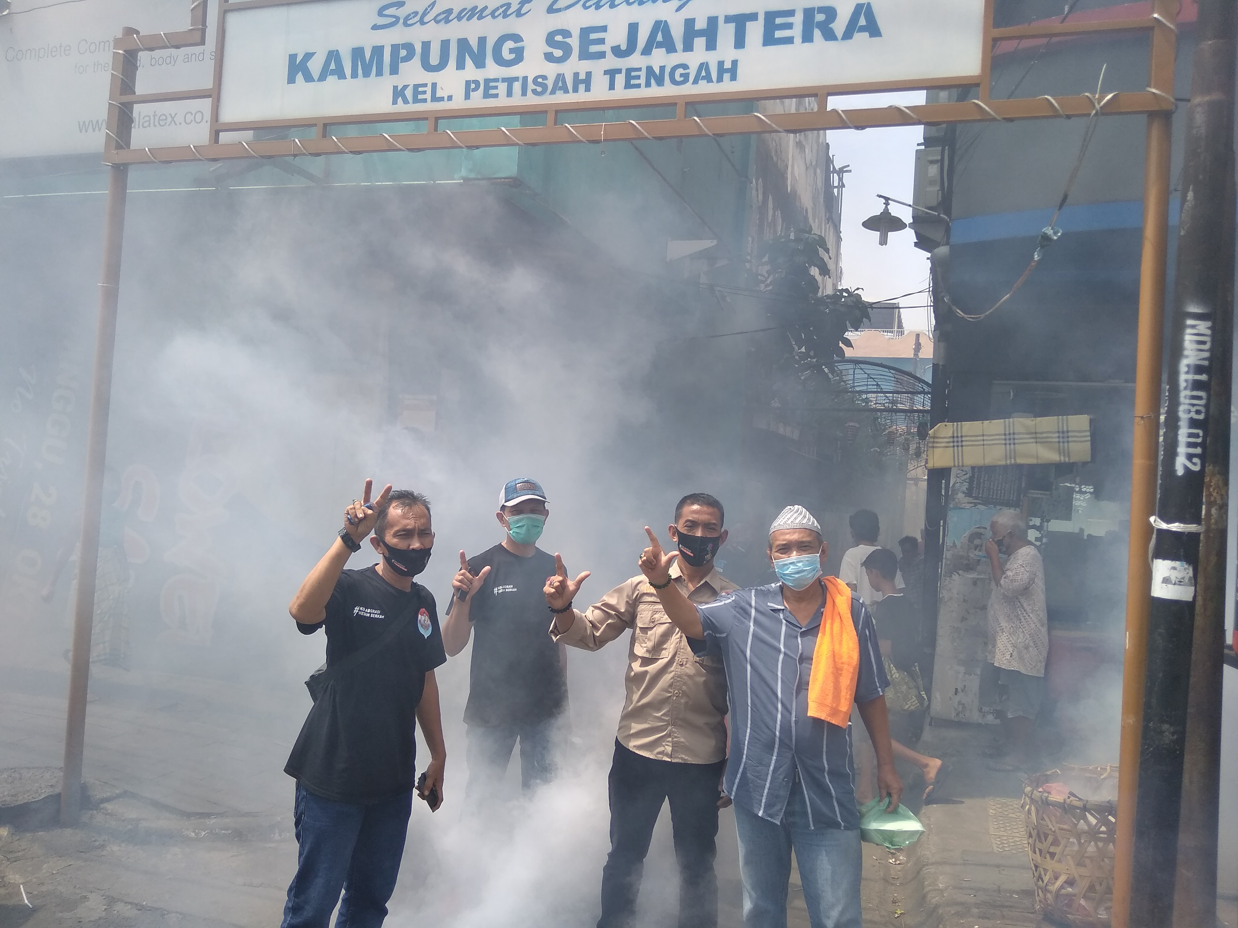 Medan | Suwarno, Ketua RE-BORN saat melakukan fogging di Kampung Sejahtera.