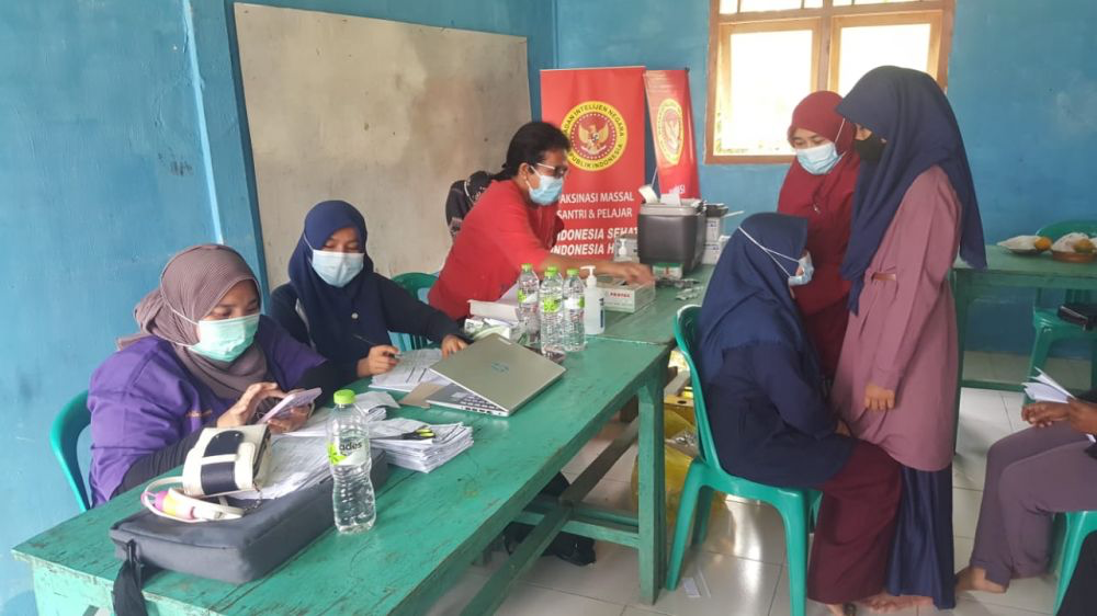 Santri Ponpes Bahrul Ulum saat antri sebelum dilakukan vaksinasi.