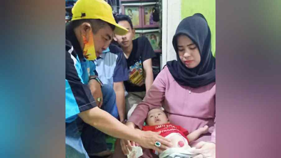 Trisna Jaya saat menjenguk M Azzriel Ramadhan, bocah penderita gangguan pencernaan