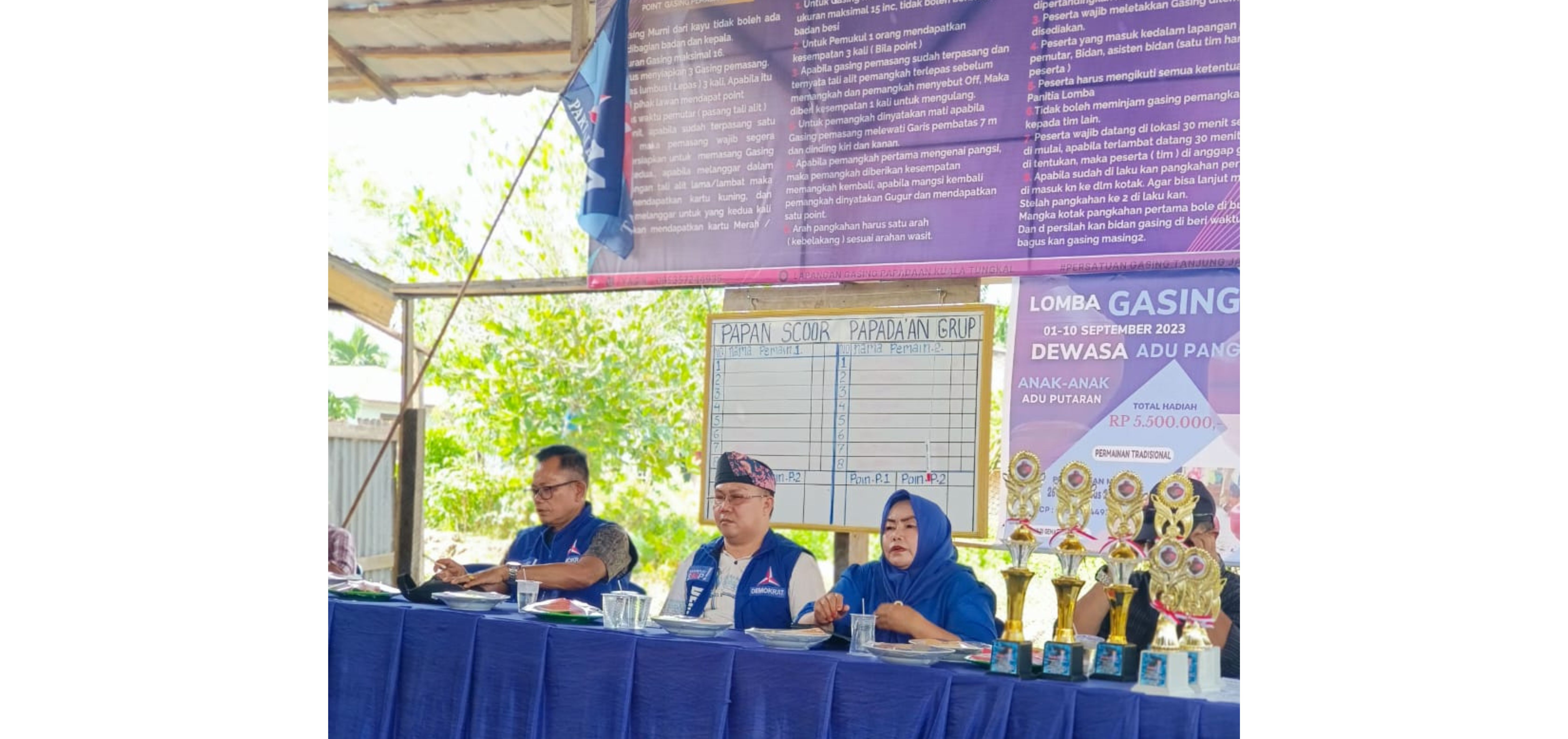 Ketua DPC Demokrat Jamal Darmawan sie (tengah) 
